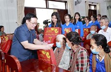 Le président de l’Assemblée nationale remet des cadeaux du Têt à des pauvres d'An Giang