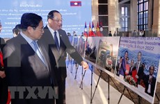 Le PM Pham Minh Chinh à une exposition sur les réalisations économiques Vietnam-Laos