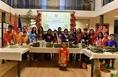 Têt : un atelier de confection de banh chung aux Pays-Bas