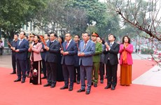 Des dirigeants de Hanoï offrent l'encens à la mémoire des ancêtres et du Président Ho Chi Minh