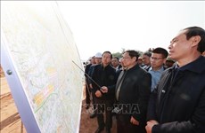Le PM Pham Minh Chinh inspecte le chantier du projet d'autoroute Tuyen Quang - Phu Tho