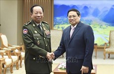 Le PM Pham Minh Chinh reçoit le vice-PM et ministre cambodgien de la Défense Tea Banh