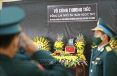Attribution du certificat "La Patrie reconnaît le mérite" au commandant pilote Trân Ngoc Duy