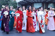 Défilé de plus de 3000 personnes en áo dài à Ho Chi Minh-Ville