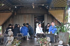 Buon Ma Thuot invite les visiteurs à déguster un café dans un espace traditionnel