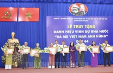 Remise du titre de "Mère héroïne du Vietnam" à huit femmes méritantes à HCM-Ville