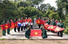 Remise de 10.000 drapeaux nationaux à un district frontalier de la province de Dak Nong