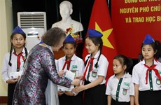 Bourses d’études accordées à des élèves vietnamiens d'outre-mer défavorisés au Laos