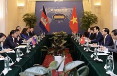 Entretien entre les chefs des diplomaties vietnamienne et cambodgienne