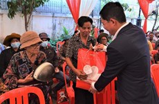 Viettel Global offre 300 cadeaux aux personnes d’origine vietnamienne au Cambodge