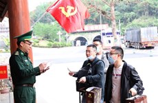 Retour progressif à la normale des activités à la porte frontalière de Huu Nghi 