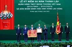 Le PM décore Vietcombank, assigne des tâches au secteur bancaire