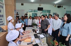 Le PM rend visite à plusieurs établissements de Khanh Hoa