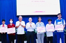 Remise de cadeaux à des Khmers de HCM-Ville à l’occasion de la fête Chol Chnam Thmay