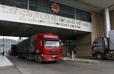 Les échanges commerciaux s’intensifient via le poste-frontière de Lào Cai 