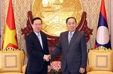 Le président vietnamien rencontre d'anciens hauts dirigeants lao