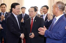Le président Vo Van Thuong rend visite à l’ambassade du Vietnam au Laos