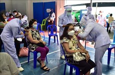  La Thaïlande révise sa stratégie de vaccination face à l'augmentation du nombre d'infections au COVID-19