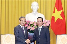 Le président Vo Van Thuong reçoit un responsable du Parti révolutionnaire populaire lao