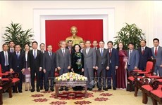 La permanente du Secrétariat du PCV Truong Thi Mai reçoit une délégation lao