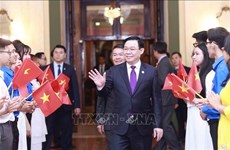 Le président de l’Assemblée nationale rencontre la communauté vietnamienne à Cuba