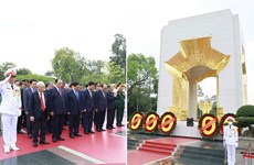 Les plus hauts dirigeants rendent hommage au Président Hô Chi Minh