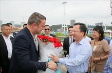 Le Premier ministre luxembourgeois Xavier Bettel visite la baie d’Ha Long