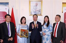  Le président Vo Van Thuong rencontre des Vietnamiens au Royaume-Uni