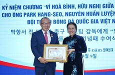 Le coach sud-coréen Park Hang-seo décoré de l’insigne "Pour la paix et l’amitié entre les nations"