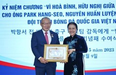 Remise de l'Insigne de la paix et de l'amitié entre les nations à Park Hang-seo
