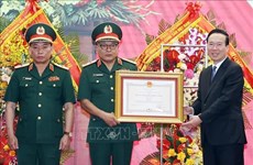 Le président décore le Département général n°2 du ministère de la Défense