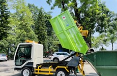 La ville de Huê expérimente la collecte de déchets en camion électrique