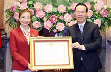 Le président Vo Van Thuong salue les athlètes et les entraîneurs modèles