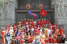 Les couleurs culturelles du Vietnam à un festival des groupes ethniques minoritaires en R. tchèque