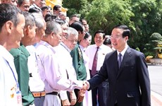 Le président Vo Van Thuong salue les personnes méritantes de Vinh Long