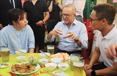 Le Premier ministre australien boit de la bière et déguste le «bánh mì» 