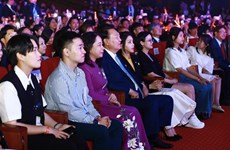 Le président sud-coréen assiste à un programme d’échanges culturels  Vietnam-R. de Corée