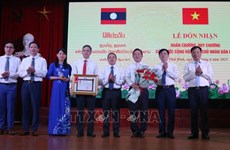 Le Laos honore les contributions de l'Université de médecine et de pharmacie Thai Binh
