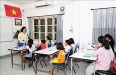 Ouverture d'un cours de vietnamien à Vientiane