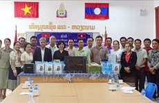 Le Consulat général du Vietnam remet des dons à l’Université Souphanouvong
