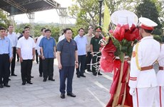 Le président de l'Assemblée nationale rend hommage aux héros morts pour la Patrie à Thua Thiên-Huê