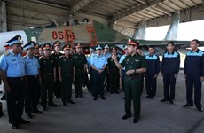 Le général Phan Van Giang travaille avec des unités de l'Armée de l'air et de la défense anti-aérienne