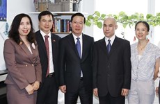 Le président Vo Van Thuong rend visite à un physicien vietnamien en Autriche