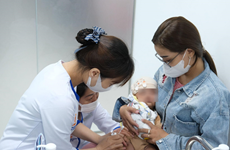 Un lot de vaccins 5 en 1 soutenu par l'OMS et l'UNICEF arrive au Vietnam
