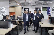 Vuong Dinh Hue visite le bureau du FPT en Indonésie