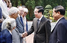 Le président Vo Van Thuong rencontre des scientifiques étrangers et vietnamiens