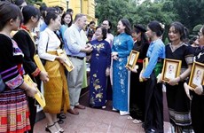 La vice-présidente de la République rencontre des élèves exemplaires issues des ethnies minoritaires