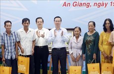 Le président Vo Van Thuong visite une commune frontalière d’An Giang