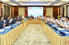 Des jeunes officiers des garde-côtes vietnamiens et chinois se rencontrent à Hanoi