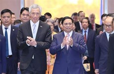Les PM vietnamien et singapourien à une conférence sur la promotion de l’investissement